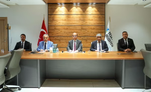 Yeşilyurt Belediye Başkanı İlhan Geçit, başkan yardımcıları ve birim müdürleriyle