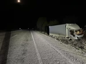 Malatya’da sürücüsünün kontrolünden çıkan nakliye kamyonu yön levhasına çarptıktan sonra