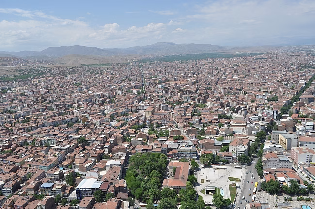 Malatya’da Hissedilen Deprem: Gerçekler ve Yanlış Anlamalar Dün akşam Malatya ve çevresinde hissedilen 4.9 büyüklüğündeki deprem, başlangıçta