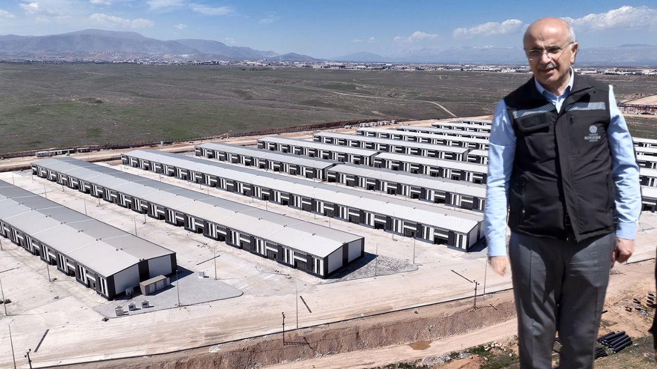 Başkan Er, Altay Kışlası’ndaki İş Yerlerinin Yapımını İnceledi [kanews-title title=”Altay Kışlası’ndaki İş Yerlerinin Yapımını Yerinde İnceleyen Başkan Er,
