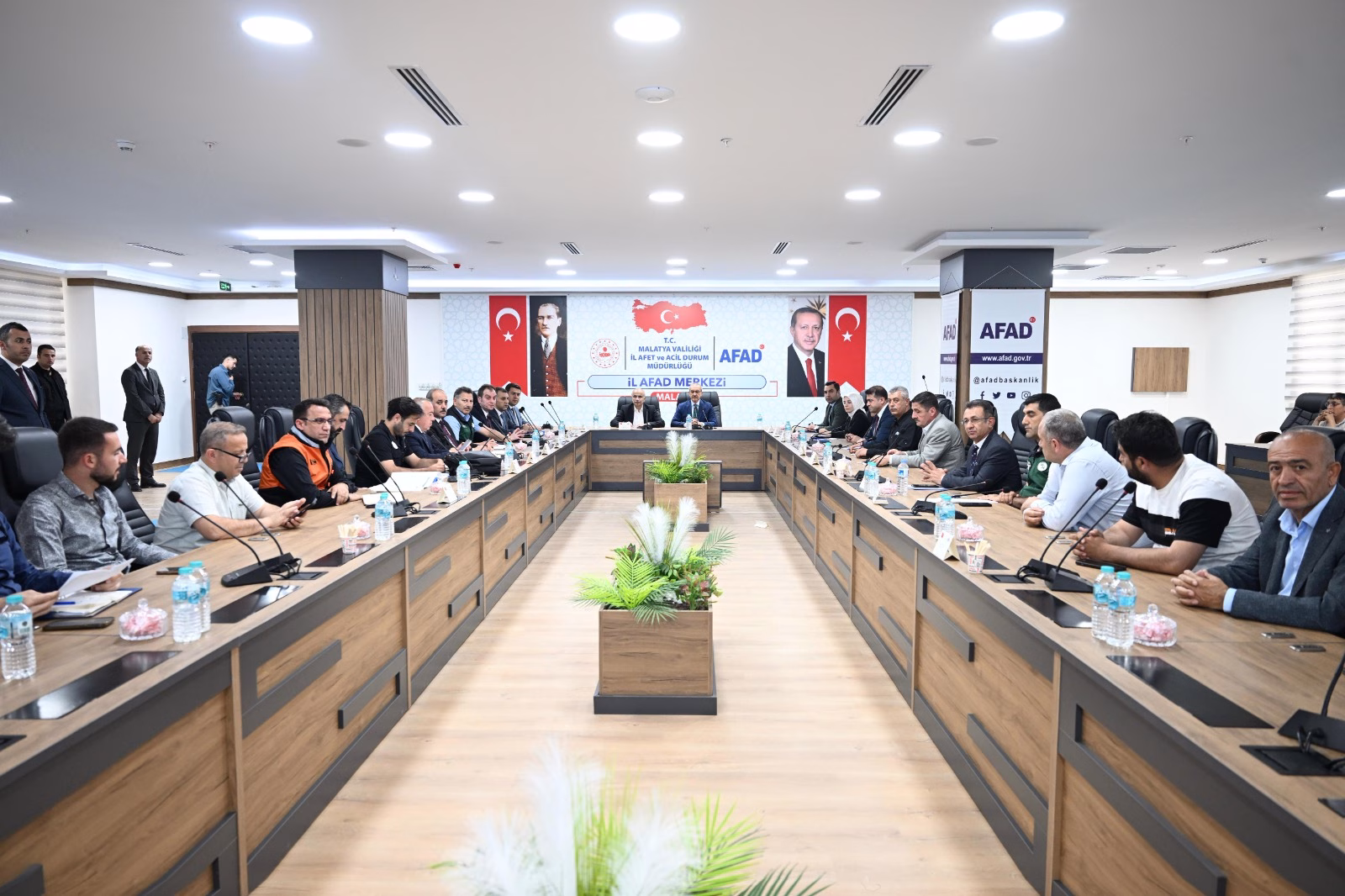 Vali Yavuz TOKİ Beton Santralleri İstişare Toplantısına Katıldı Vali Seddar Yavuz’un başkanlığında, İlimizde yürütülen inşa ve imar faaliyetlerinin