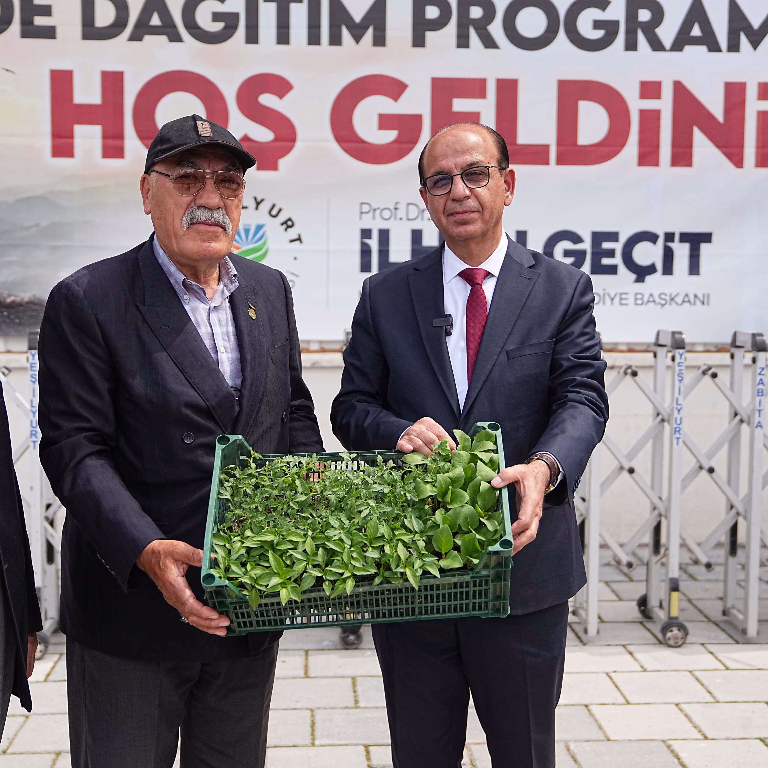 Yeşilyurt Belediyesi’nden Çiftçilere Büyük Destek! 250 Bin Adet Sebze Fidesi Dağıtıldı Yeşilyurt Belediyesi, Nisan Ayı içerisinde yaşanan zirai don olayından etkilenen