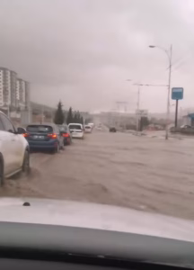 Malatya’da etkili olan sağanak yağışlar, çevreyolunda ciddi su baskınlarına neden