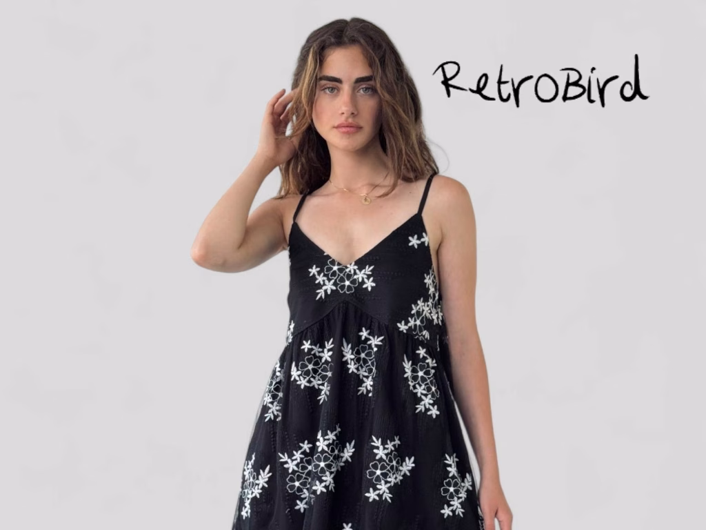 Farklı Renklerde ve Kesimlerde Elbiseler (Siyah, Beyaz ve Yırtmaçlı Modeller) Farklı renk ve kesimlerde tasarlanan elbiseler, stil sahibi bir görünüm