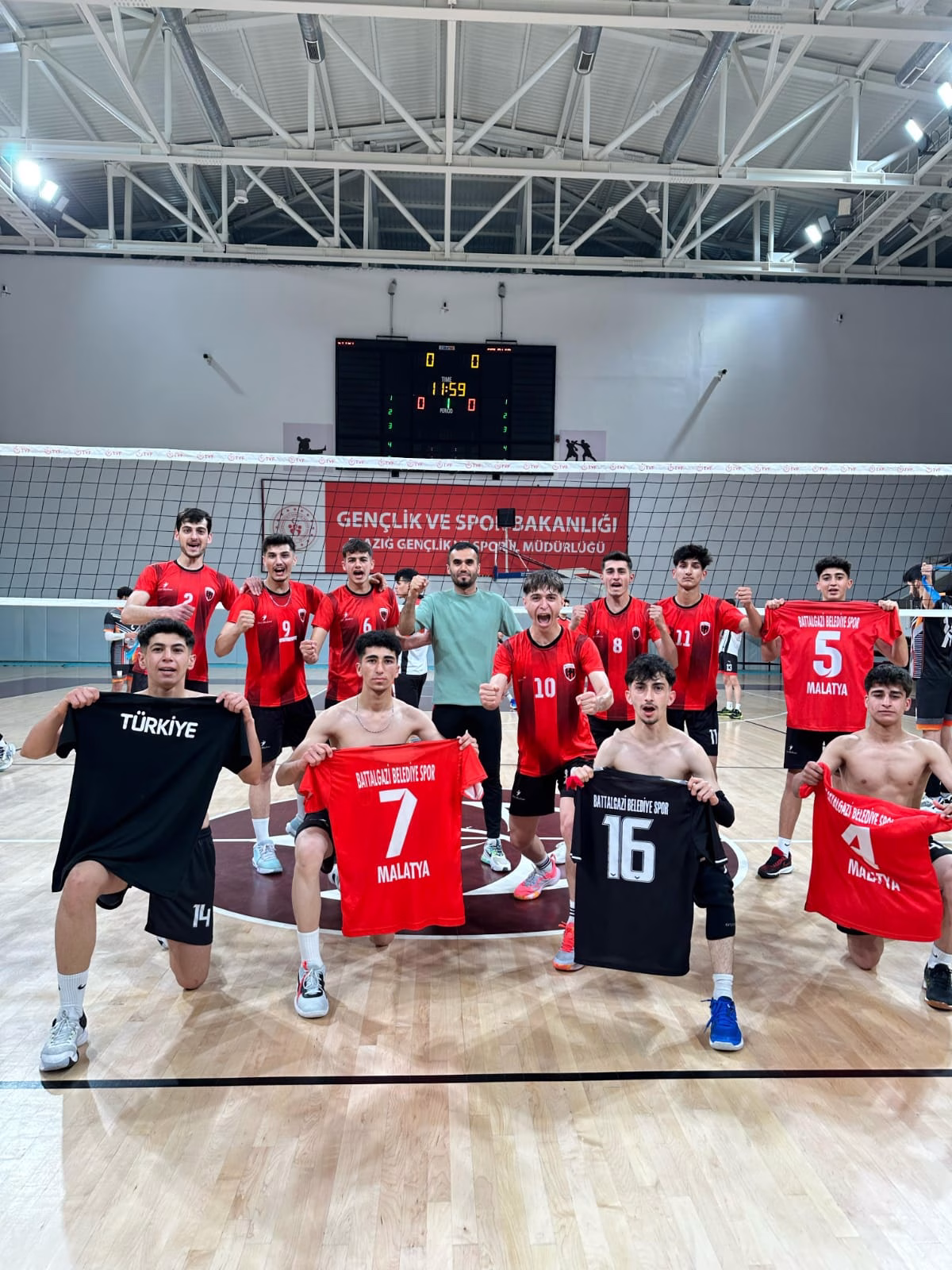 Battalgazi Belediyespor Voleybol Takımı, Türkiye Yarı Finallerine Galibiyetle Başladı. Battalgazi