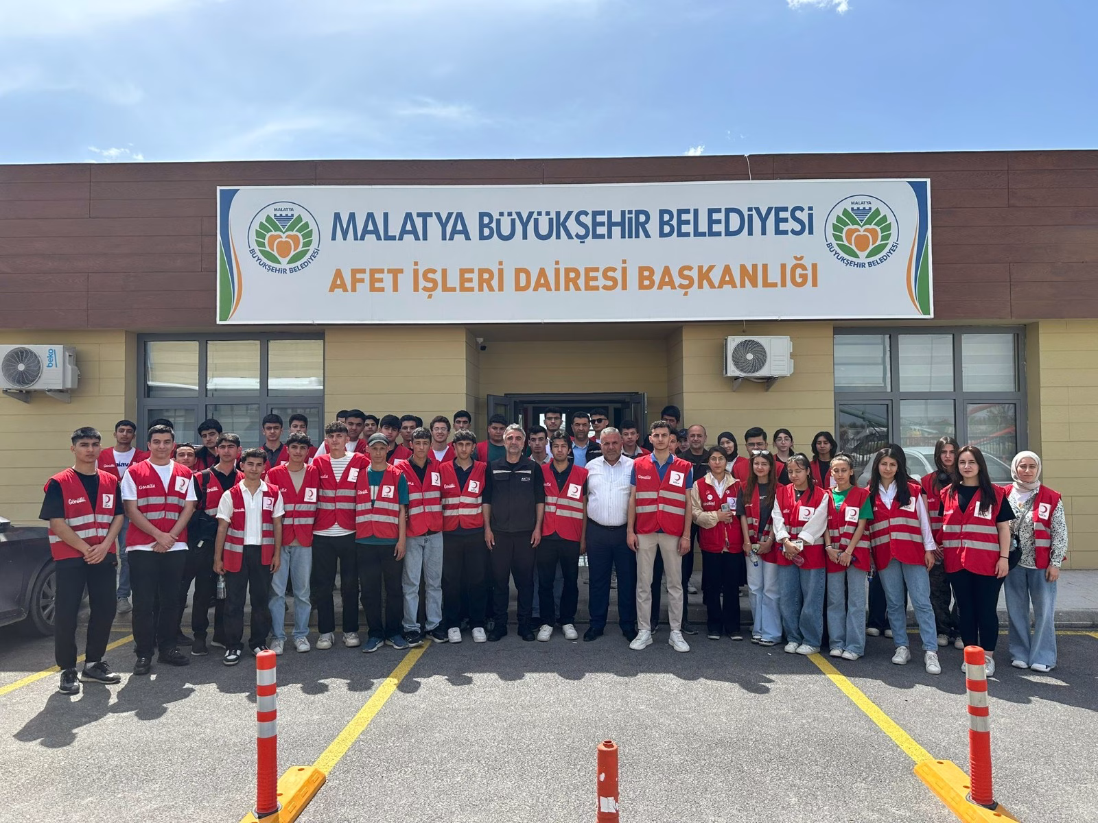 Bilinçli Toplum Güçlü Yarınlar! GENÇ KIZILAY EKİBİNE AFET VE YANGIN KONULARINDA EĞİTİM VERİLDİ. Malatya