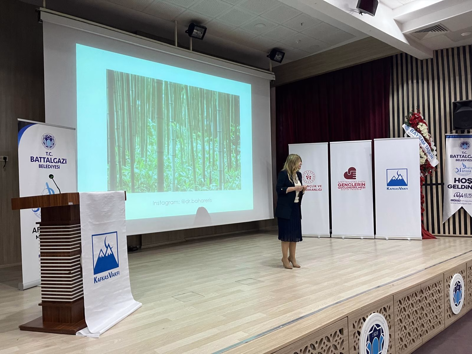 Gençler Afetlere Karşı Bilinçlendirildi Battalgazi Belediyesi Afet İşleri Müdürlüğü tarafından düzenlenen konferansta, gençlere afetlere