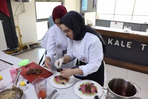 Malatya’da düzenlenen üniversiteler arası gastronomi yarışmasında genç şef adayları, özgün
