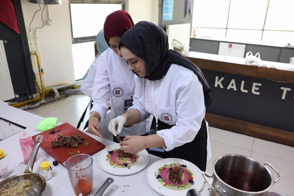 Malatya’da düzenlenen üniversiteler arası gastronomi yarışmasında genç şef adayları, özgün