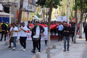 Malatya’da Gençlik Haftası, çelenk sunma töreni ve gençlik yürüyüşüyle başladı.