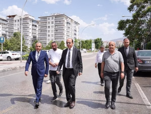 Yeşilyurt Belediye Başkanı Prof. Dr. İlhan Geçit, Şeyhbayram Mahallesi’nde devam