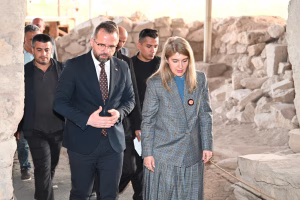 Arslantepe Höyüğü’nde incelemelerde bulunan AK Parti Malatya Milletvekili İnanç Siraç