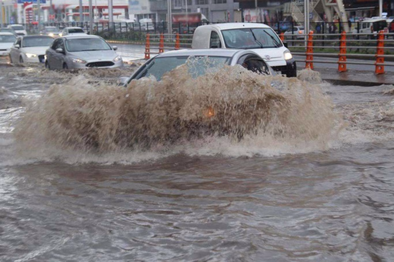 Malatya’da etkili olan sağanak yağmurun ardından birçok mahallede taşkınlar meydana