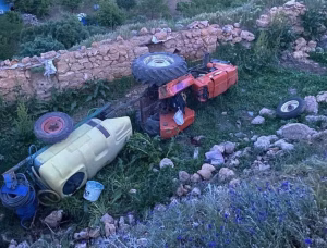 Malatya’nın Hekimhan ilçesinde şarampole devrilen traktörün sürücüsü kaldırıldığı hastanede hayatını