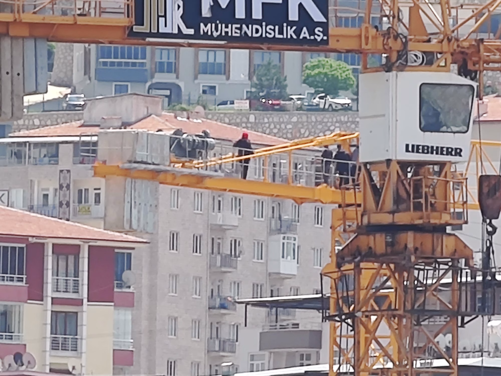 Bugün öğle saatlerinde, bir grup işçi tarafından TOKİ inşaat sahasında