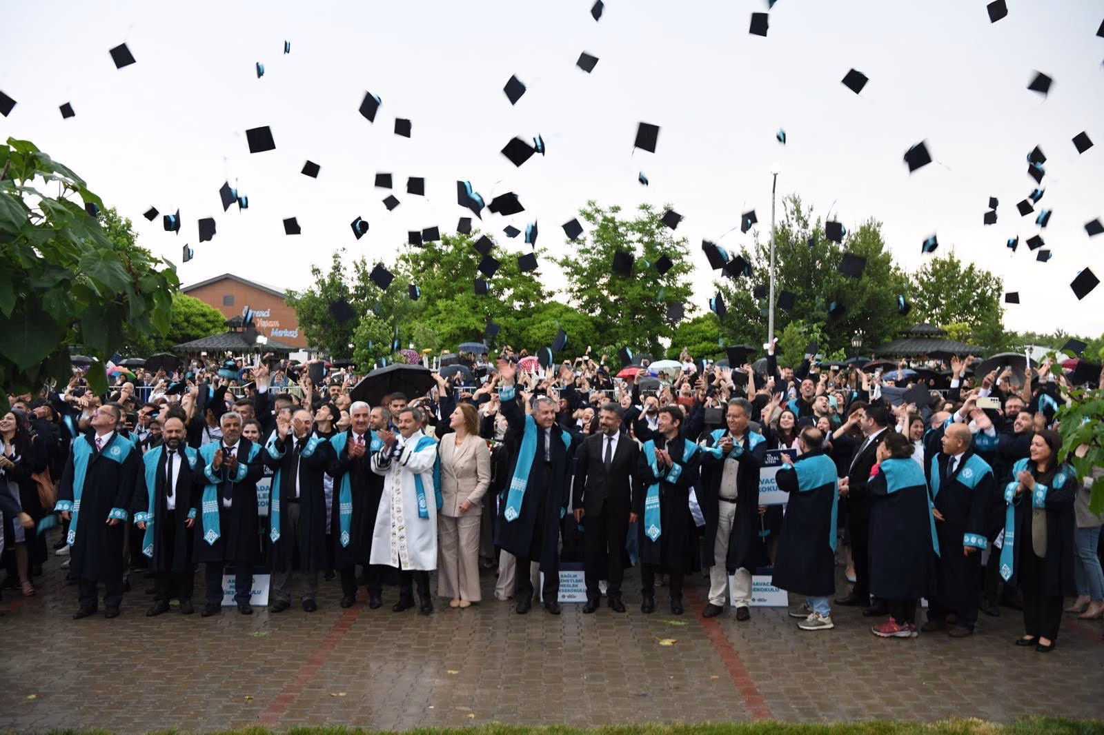 Malatya Turgut Özal Üniversitesi, 2024-2025 eğitim-öğretim yılı mezunlarını büyük bir