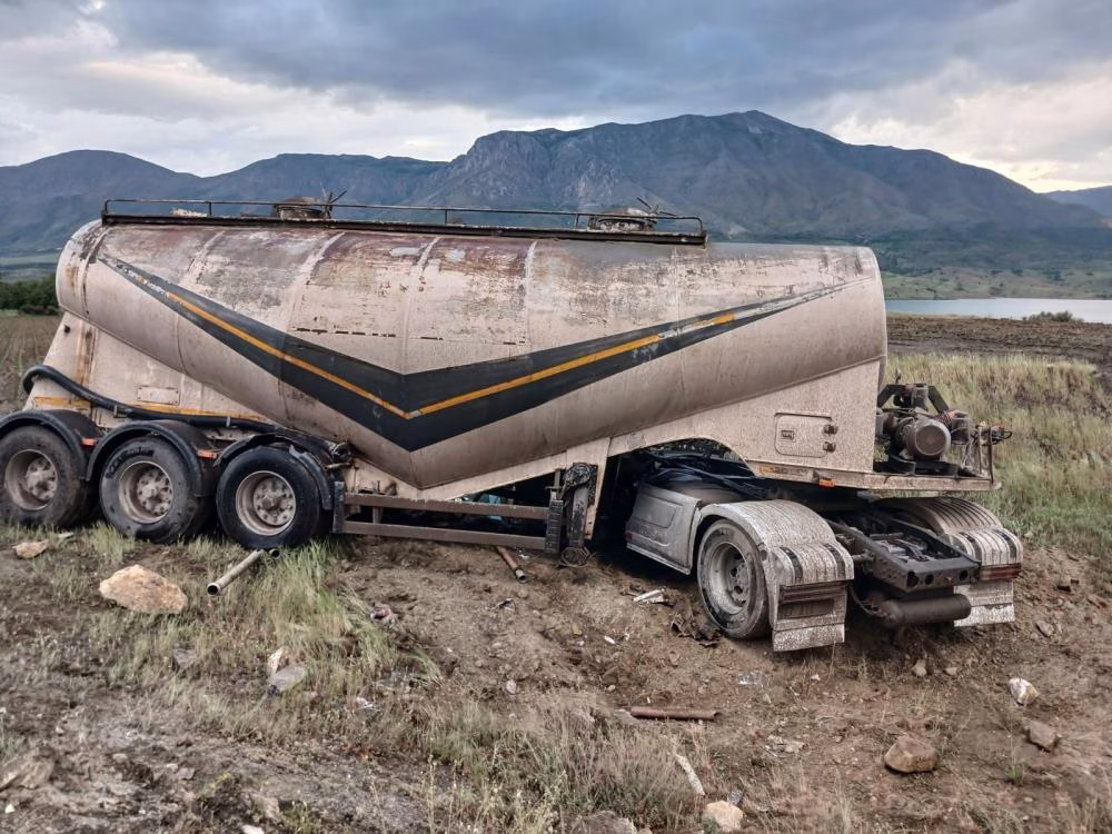 Malatya’nın Doğanşehir ilçesi Savaklı mevkiinde kontrolden çıkan bir tanker, yoldan
