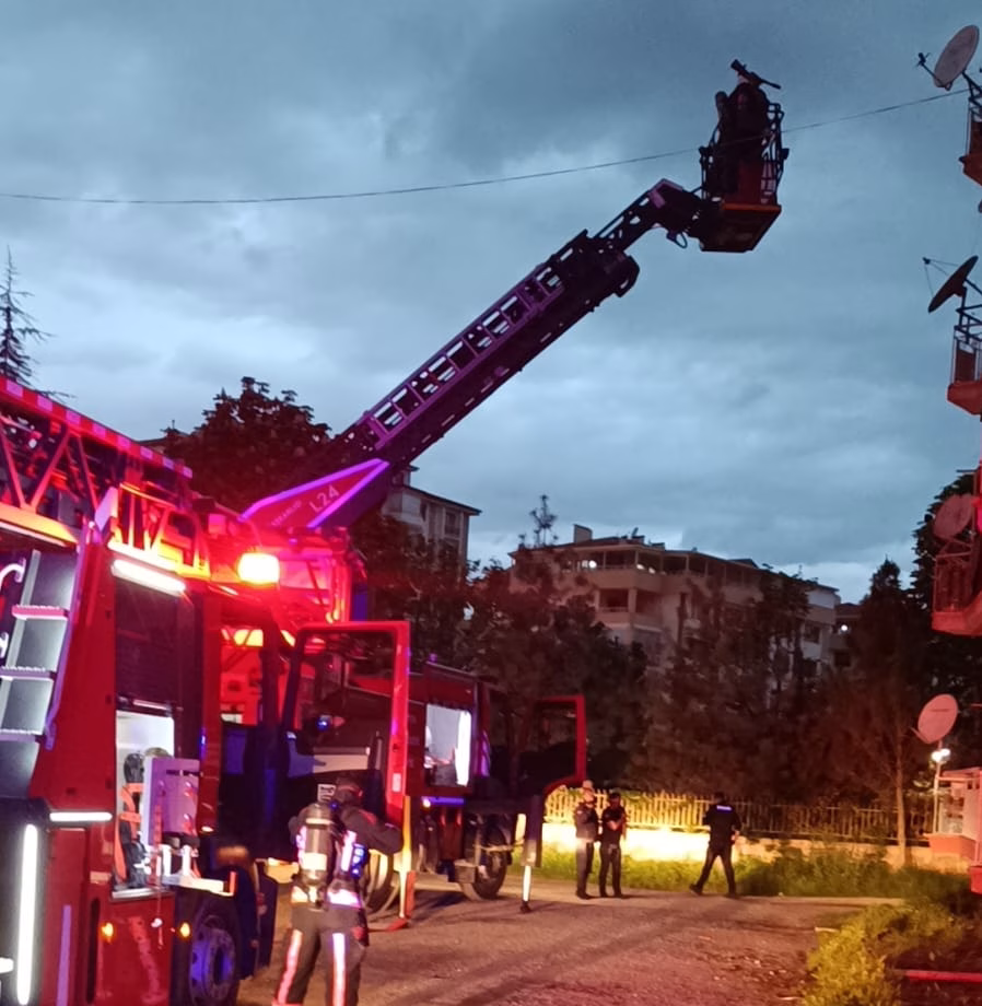 Malatya’nın Turgut Özal Mahallesi’nde bulunan 5 katlı bir apartmanda akşam