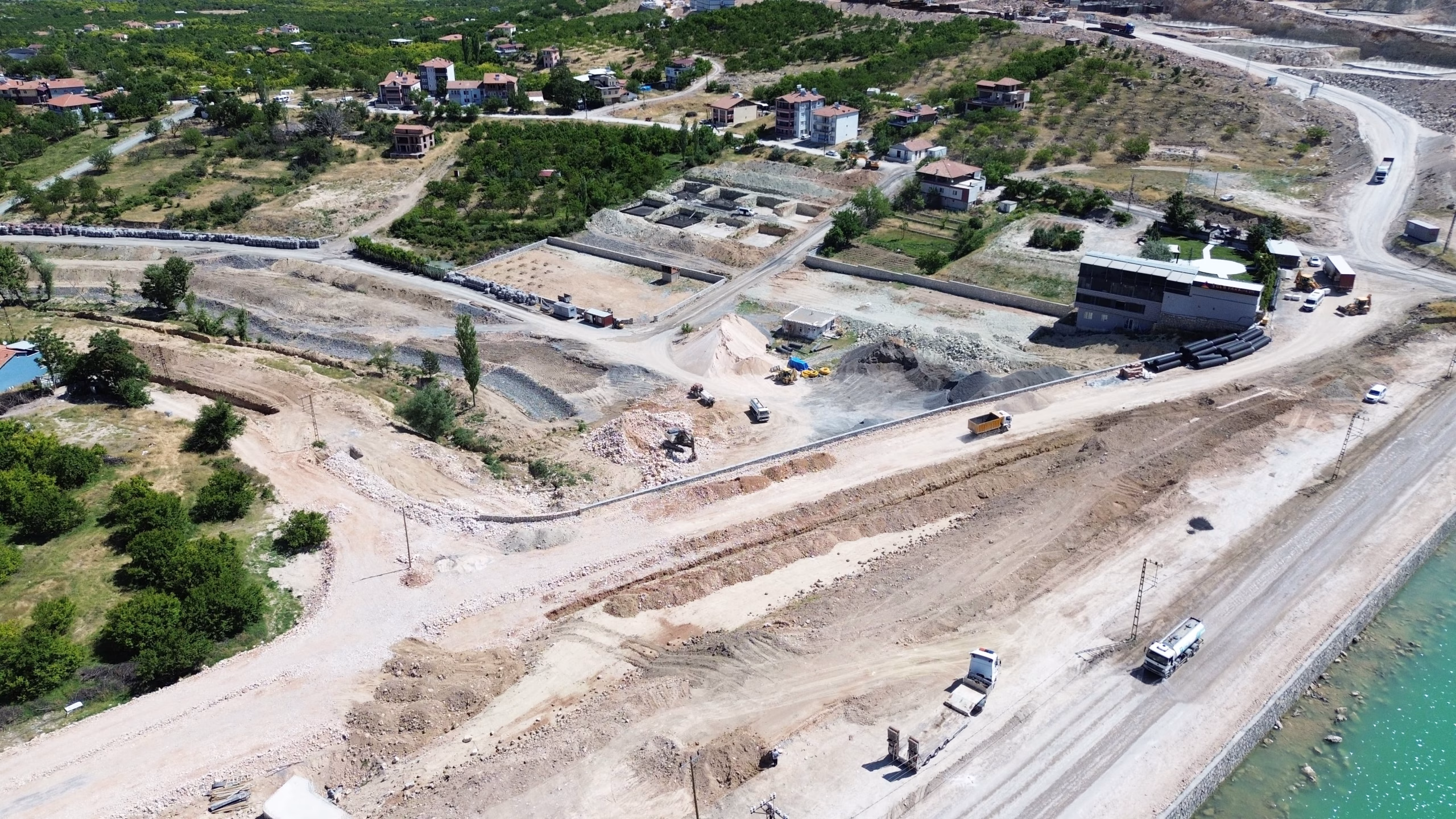 Battalgazi Belediyesi, ilçenin farklı mahallelerinde yürüttüğü park, oyun alanı ve
