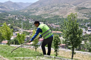 Yeşilyurt Belediyesi Park ve Bahçeler Müdürlüğü ekipleri, ilçe genelindeki park