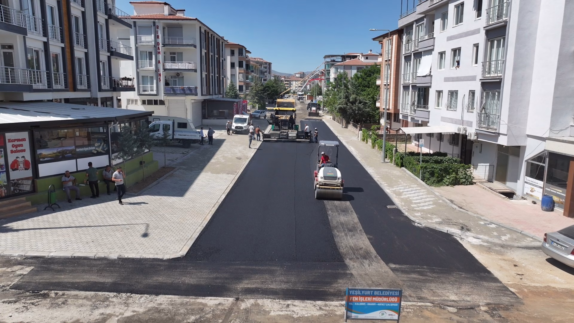 Yeşilyurt’ta Yollar Baştan Aşağı Yenileniyor! İlçede Büyük Dönüşüm Yeşilyurt Belediyesi Fen İşleri Müdürlüğü ekipleri, ilçenin muhtelif bölgelerinde bozulmuş
