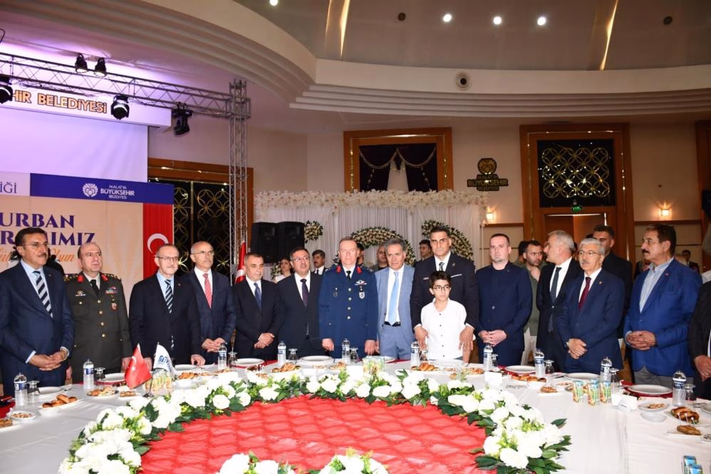 Malatya’da Resmi Bayramlaşma Töreni Yapıldı Malatya’da Kurban Bayramı dolayısıyla Valilik ve Büyükşehir Belediyesi iş birliğinde