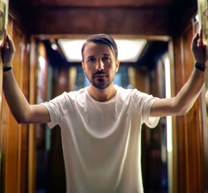 O, müzik dünyasının birçok ünlü ismine şarkı veren bir müzisyen…