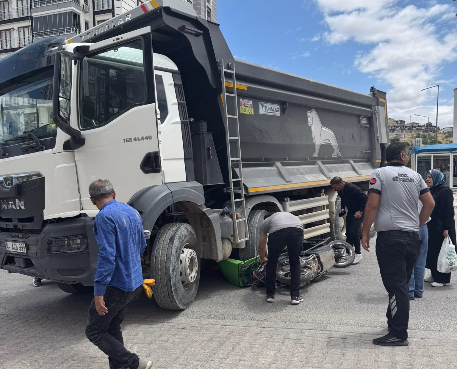 Malatya’da Harfiyat Kamyonu Motosiklet Sürücüsünü Ezdi Malatya’nın Tandoğan Mahallesi Yeşilçam