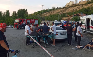 Malatya’nın Yeşilyurt ilçesi Konak Mahallesi Taşocağı mevkiinde iki otomobilin çarpışması