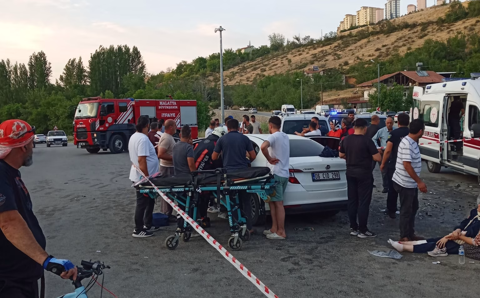 Malatya’nın Yeşilyurt ilçesi Konak Mahallesi Taşocağı mevkiinde iki otomobilin çarpışması