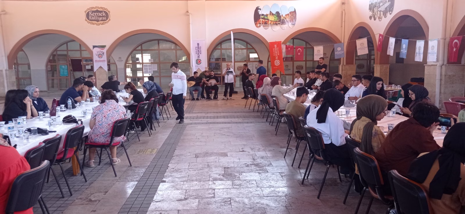 Malatya Büyükşehir Belediyesi, sınav maratonundaki öğrencileri yalnız bırakmıyor. Geçtiğimiz hafta