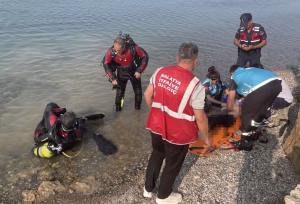 Kurban Bayramı’nın ilk günü serinlemek için Karakaya Baraj Gölü’ne giren