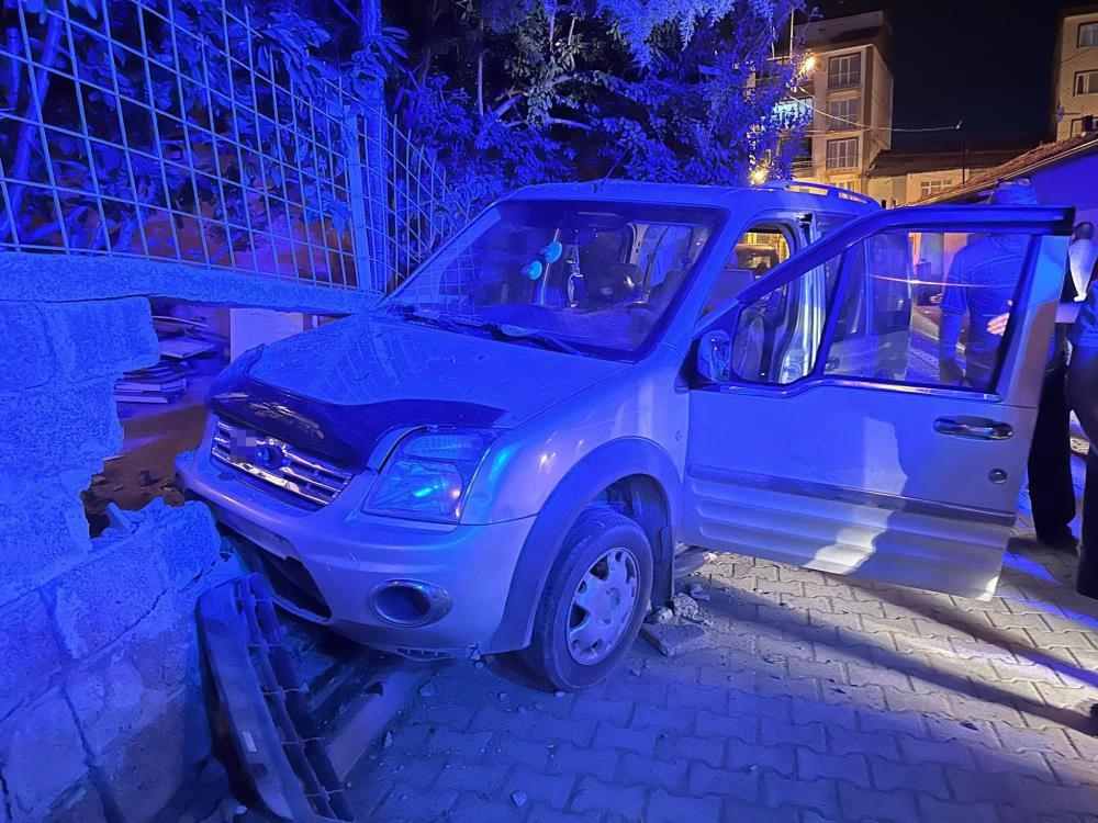 Malatya’nın Yeşilyurt ilçesinde meydana gelen trafik kazasında sürücüsünün kontrolünden çıkan