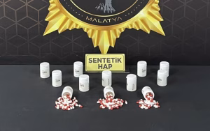 Malatya’da sokak satıcılarına yönelik düzenlenen uyuşturucu operasyonunda 693 adet sentetik