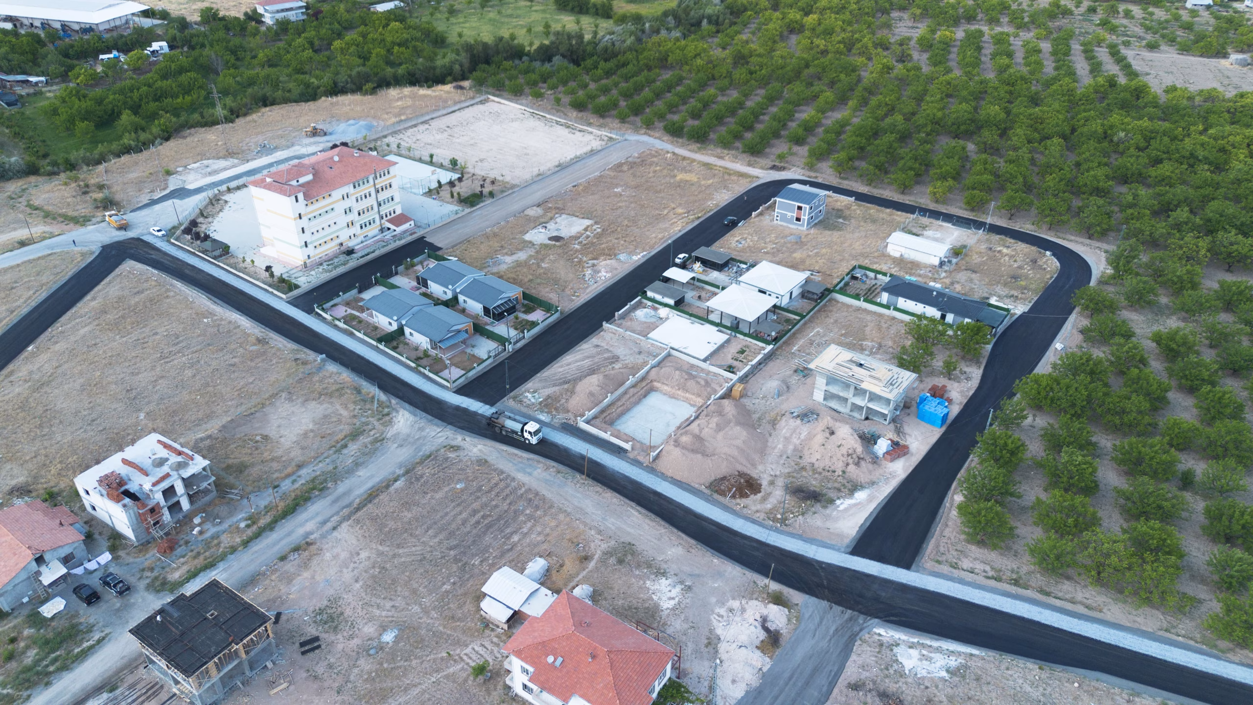Battalgazi Belediyesi, Orduzu, Hanımınçiftliği ve Meydanbaşı mahallelerinde gerçekleştirdiği sathi kaplama