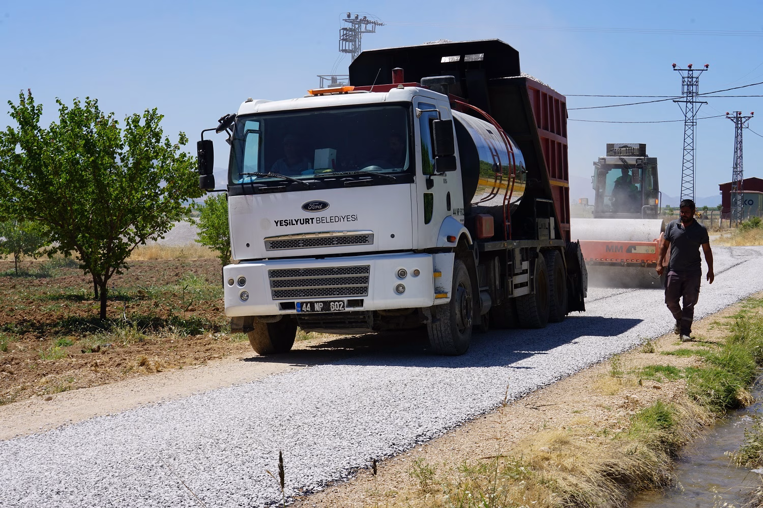 Yeşilyurt Belediyesi, kırsal mahallelerde ulaşım altyapısını güçlendirmek amacıyla başlattığı yol
