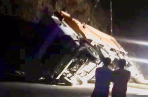 Pütürge ilçesi Kubbe Dağı mevkiinde yol çalışması yapan kamyonun devrilmesi