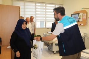 Battalgazi Belediyesi, Battalgazi Devlet Hastanesi’nde tedavi gören hastalara eşlik eden