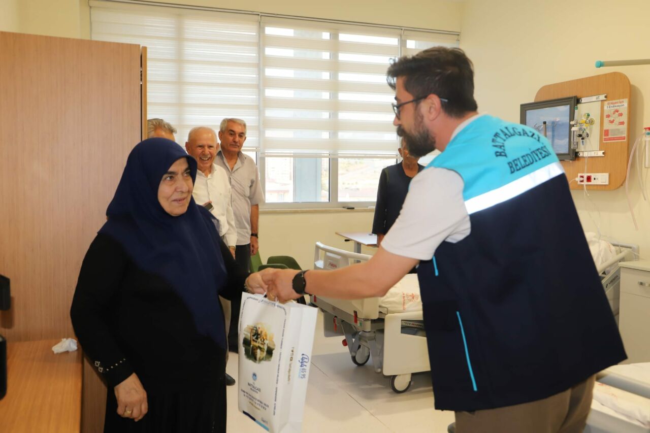 Battalgazi Belediyesi, Battalgazi Devlet Hastanesi’nde tedavi gören hastalara eşlik eden