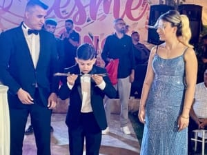 Emrah ve Ece Tuncel çifti, çocukları Ezel ve Toprak’ın sünnet