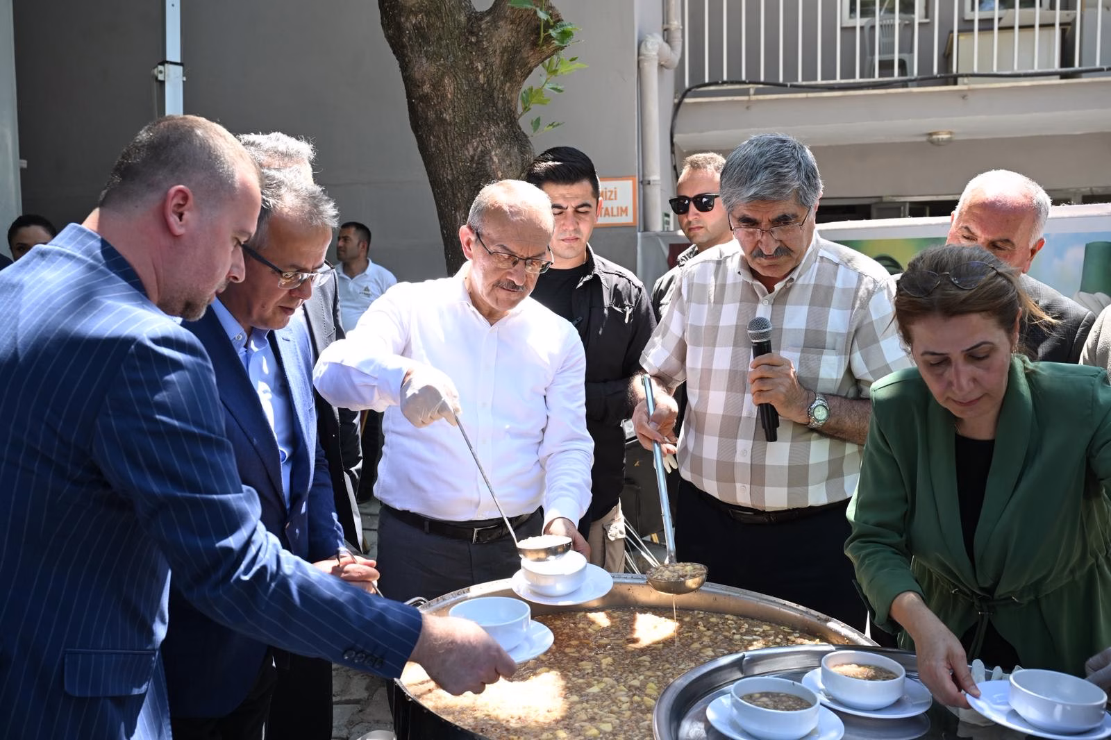 Vali Yavuz, Zeynel Abidin Vakfı tarafından düzenlenen Aşure Lokması programına