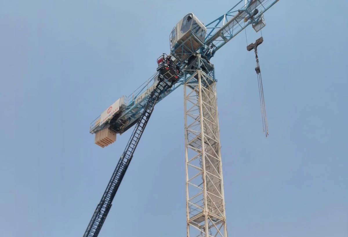 Malatya’da Toki Şantiyesinde Kule Vinç Operatörü 30 Metre Yüksekte Rahatsızlandı.