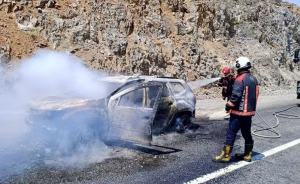 İtfaiye ekipleri zamanında müdahale etti, araçta maddi hasar oluştu Malatya