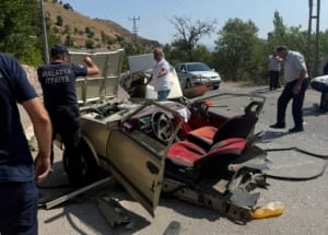 Arapgir’de Feci Kaza: Otomobil Direğe Çarptı,  Ortadan İkiye Bölündü! Malatya’nın