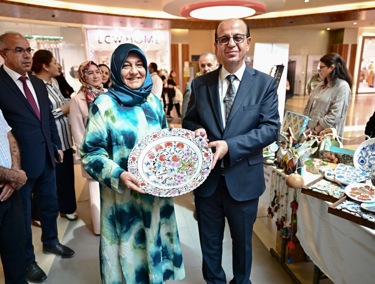 Yeşilyurt’ta Kadınların El Emeği Göz Nuru Eserleri Yılsonu Sergisinde Vatandaşlarla