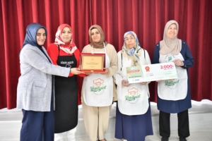 Yeşilyurt Belediyesi’nin düzenlediği Analı-Kızlı Yemek Yarışması’nda maharetli eller yarıştı. Dereceye