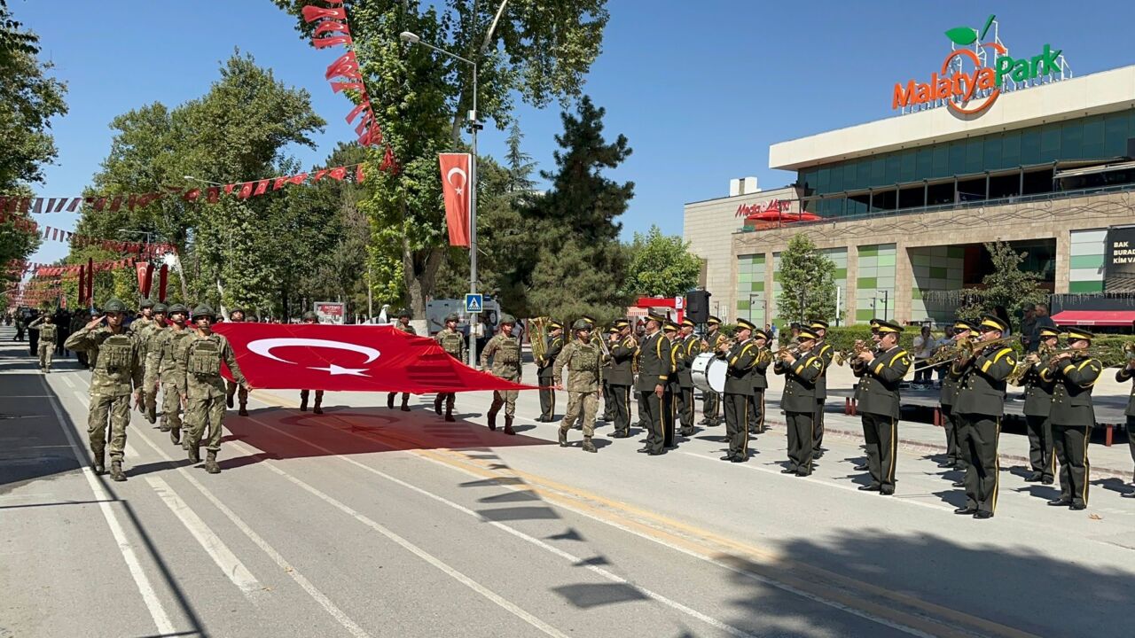 Malatya’da Zafer Bayramı Hazırlıkları: 30 Ağustos Provası Yapıldı Malatya’da 30 Ağustos Zafer Bayramı kutlamaları öncesinde resmi törenin provası