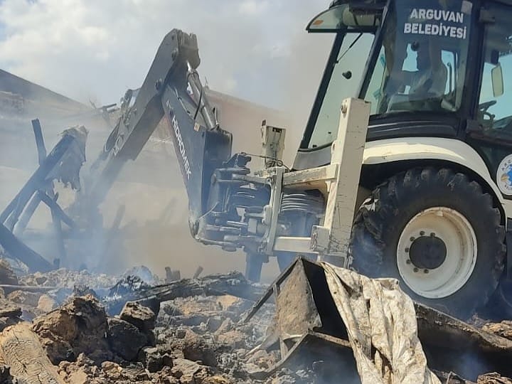 Malatya’nın Arguvan ilçesine bağlı Ermişli Mahallesi Mısırlı mezrasında çıkan ahır