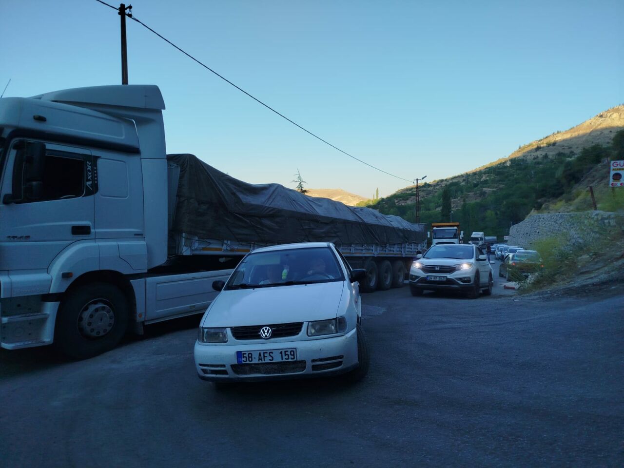 Malatya’nın Darende İlçesi’nde Günpınar Şelalesi üzerinden Elbistan’a bağlanan yol, ağır