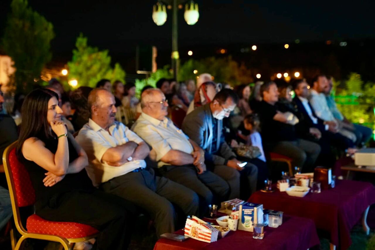 Darende Belediyesi; yaz boyunca Cuma, Cumartesi ve Pazar günleri sinema